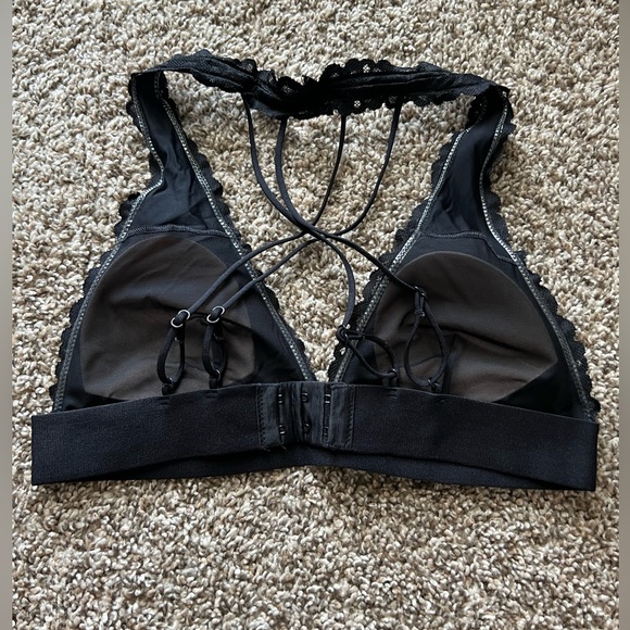 BRALETTE HALTER IN LACE
WITH A BACK TO STRIPS SIZE S |P |CH | - Picture 4 of 9
